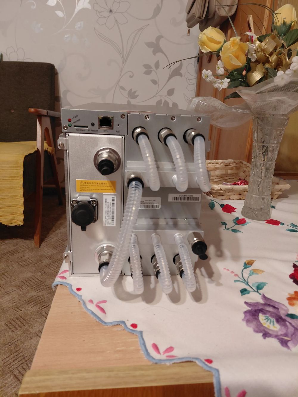 Antminer S21 Hydro folyadékhűtéses csatlakozói és vezérlőpanelje