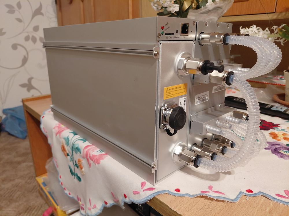 Antminer S21 Hydro oldalnézetből, hűtőcsövekkel