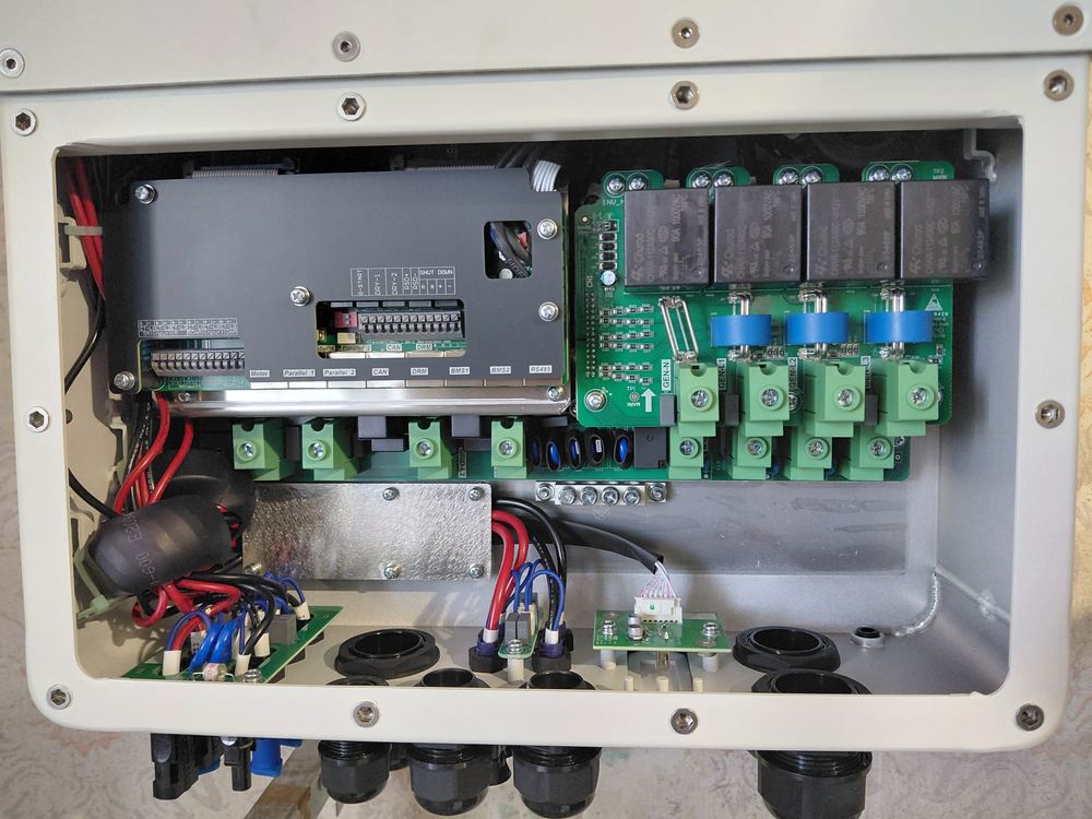 A hibrid inverter belső egysége, panelekkel és relékkel