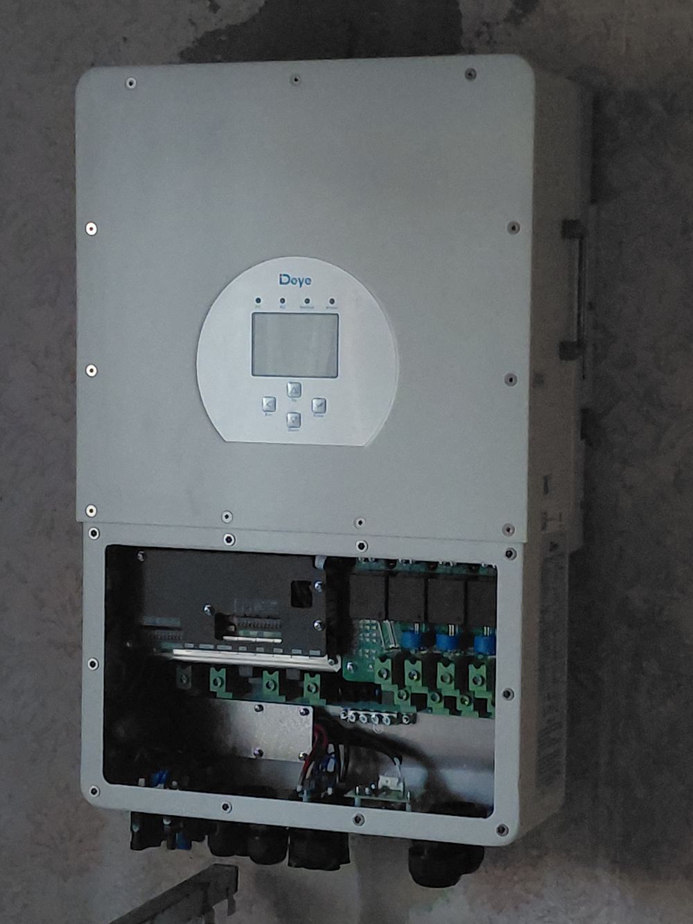 Az inverter falra szerelve, még bekötés előtt