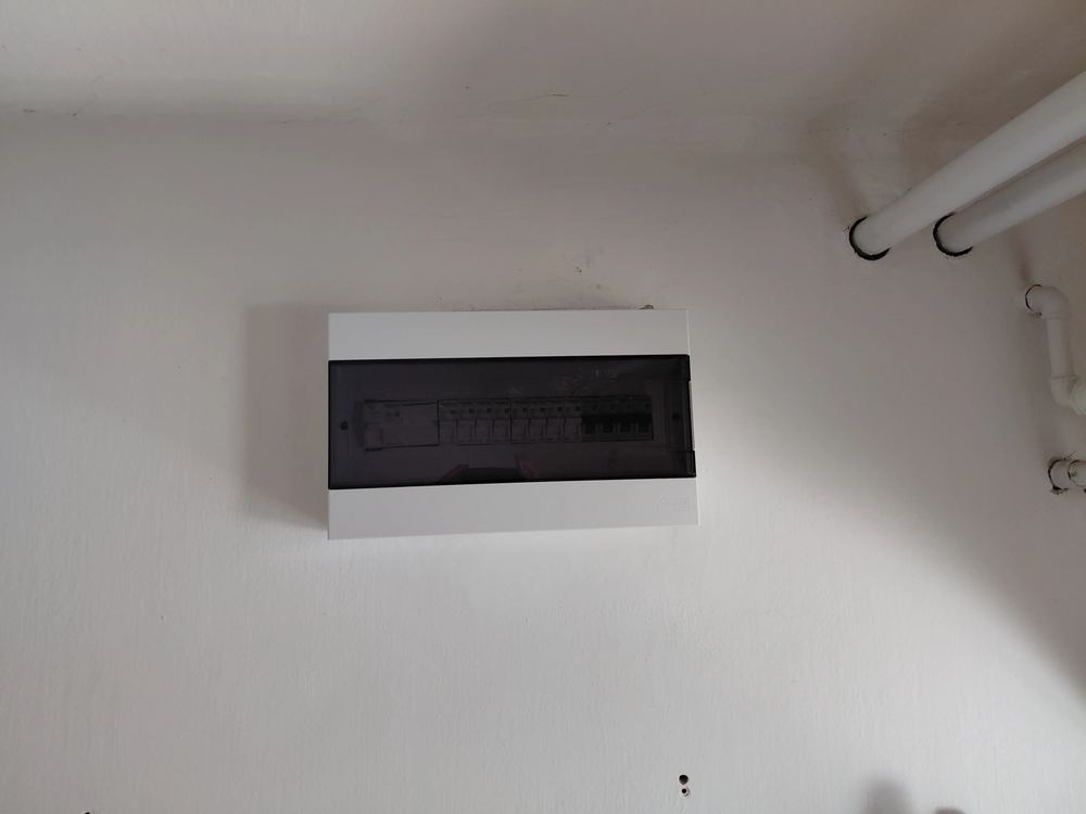 Modern, zárt fedelű Schneider Electric elosztószekrény